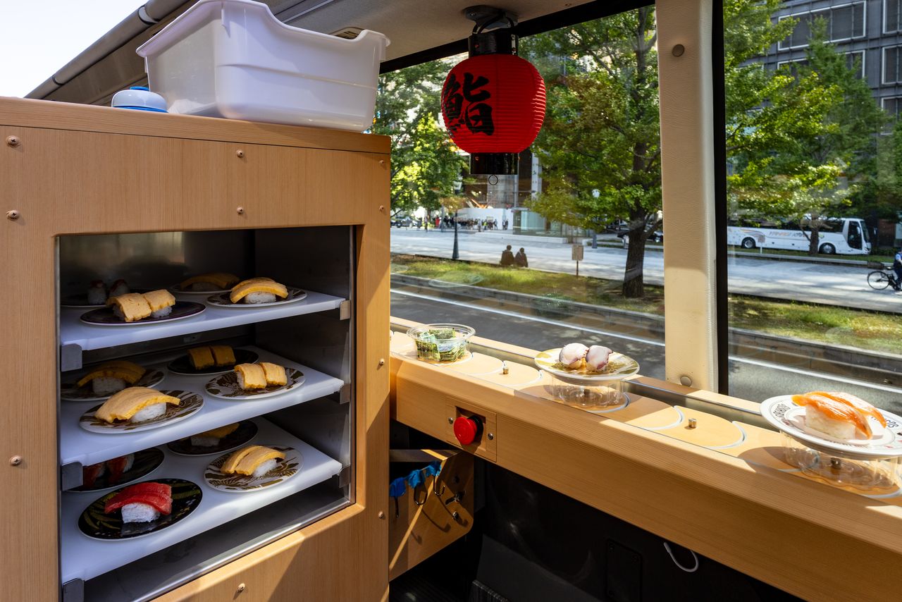Freshly prepared sushi is taken to the upper deck on a food-delivery lift. (© Nippon.com)