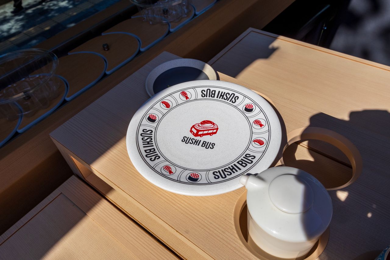 The eye-catching sushi plates are not for sale, but many passengers say they’d love to buy one as a souvenir. (© Nippon.com)