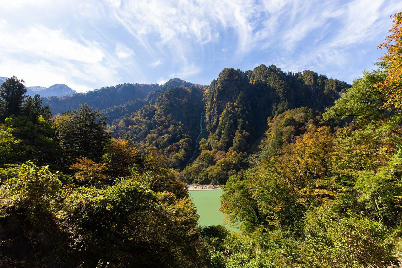  Kereta  Api Kurobe Gorge Pemandangan Indah dan Sumber Air 