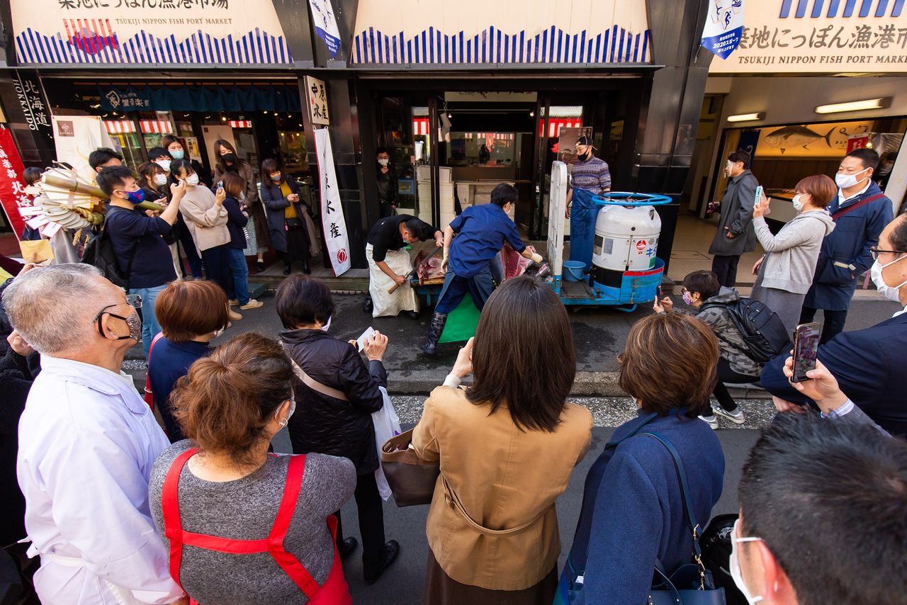 Namiyoke-dōri, running from Namiyoke Shrine to Shin Ōhashi avenue, marks the southern edge of the outer market area. If you are lucky you may be able to see a tuna carving demonstration.