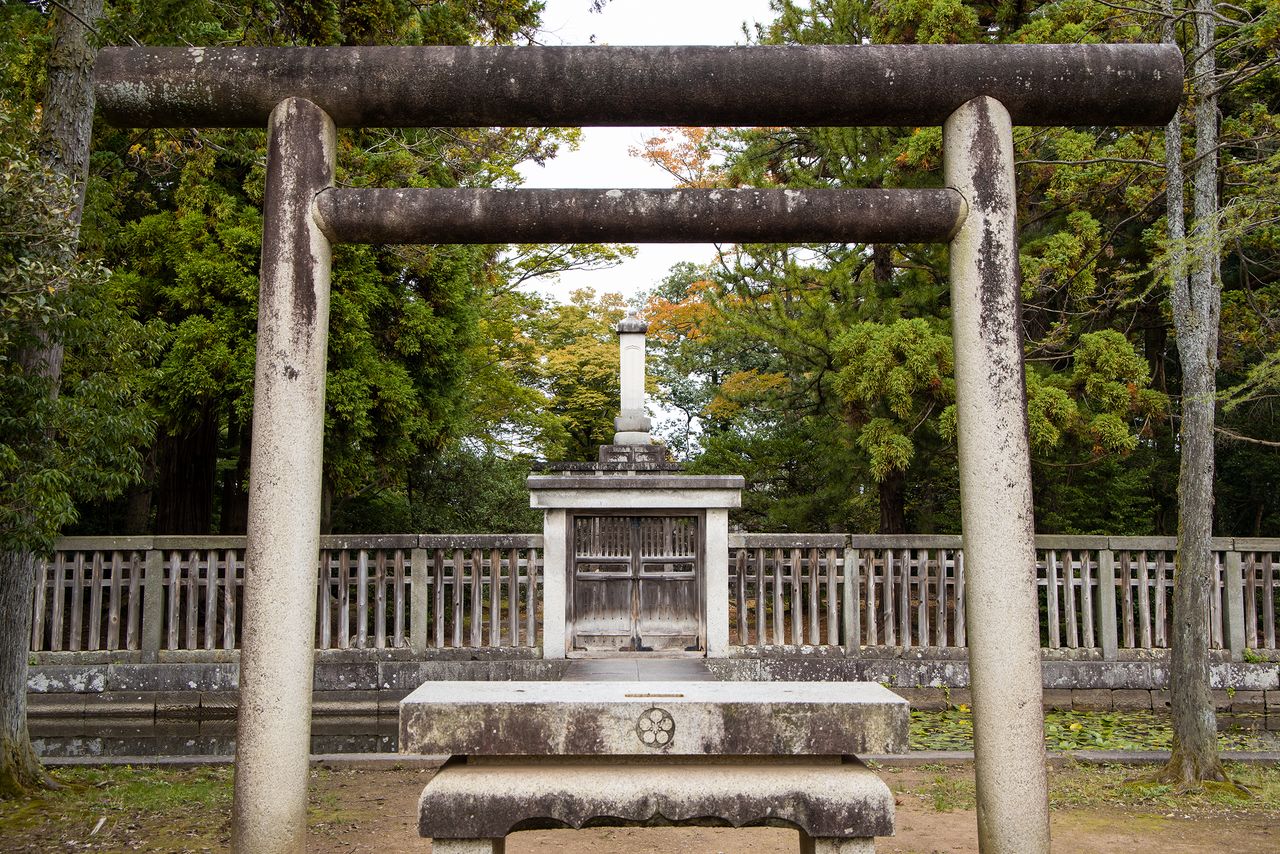 The tomb of Maeda Toshinaga and Zuiryūji are connected by the Hachōmichi, an 870-meter path stretching eastward from the main gate of the temple.