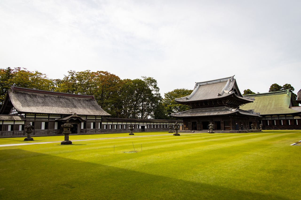 The meditation hall of Zuiryūji to the left and the Dharma hall at the back on the right lend to the unusual configuration of the compound.