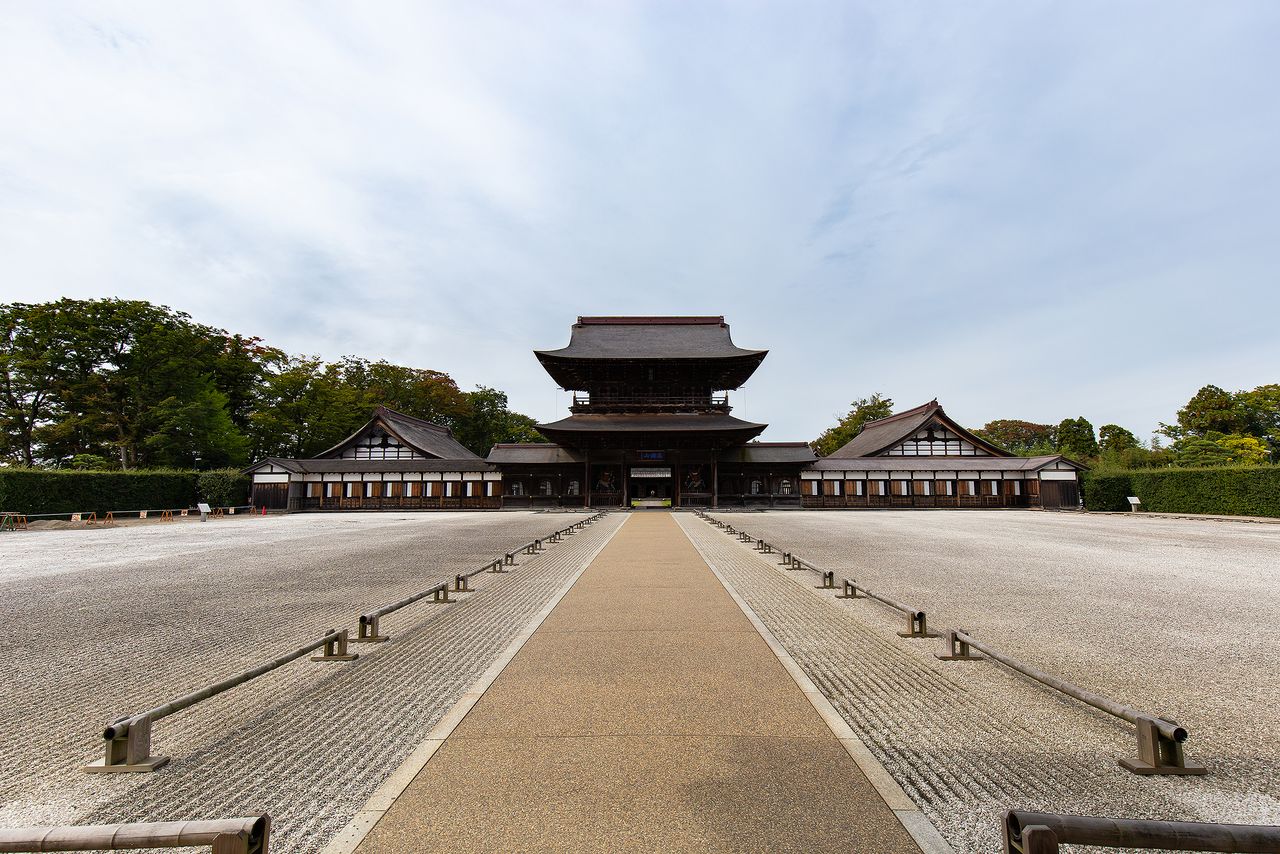 The Byōdōin (Phoenix Hall) of Hokuriku. The 18-meter high Sanmon was rebuilt in 1820. The Daikuri to the right and meditation hall to the left are designated Important Cultural Properties.