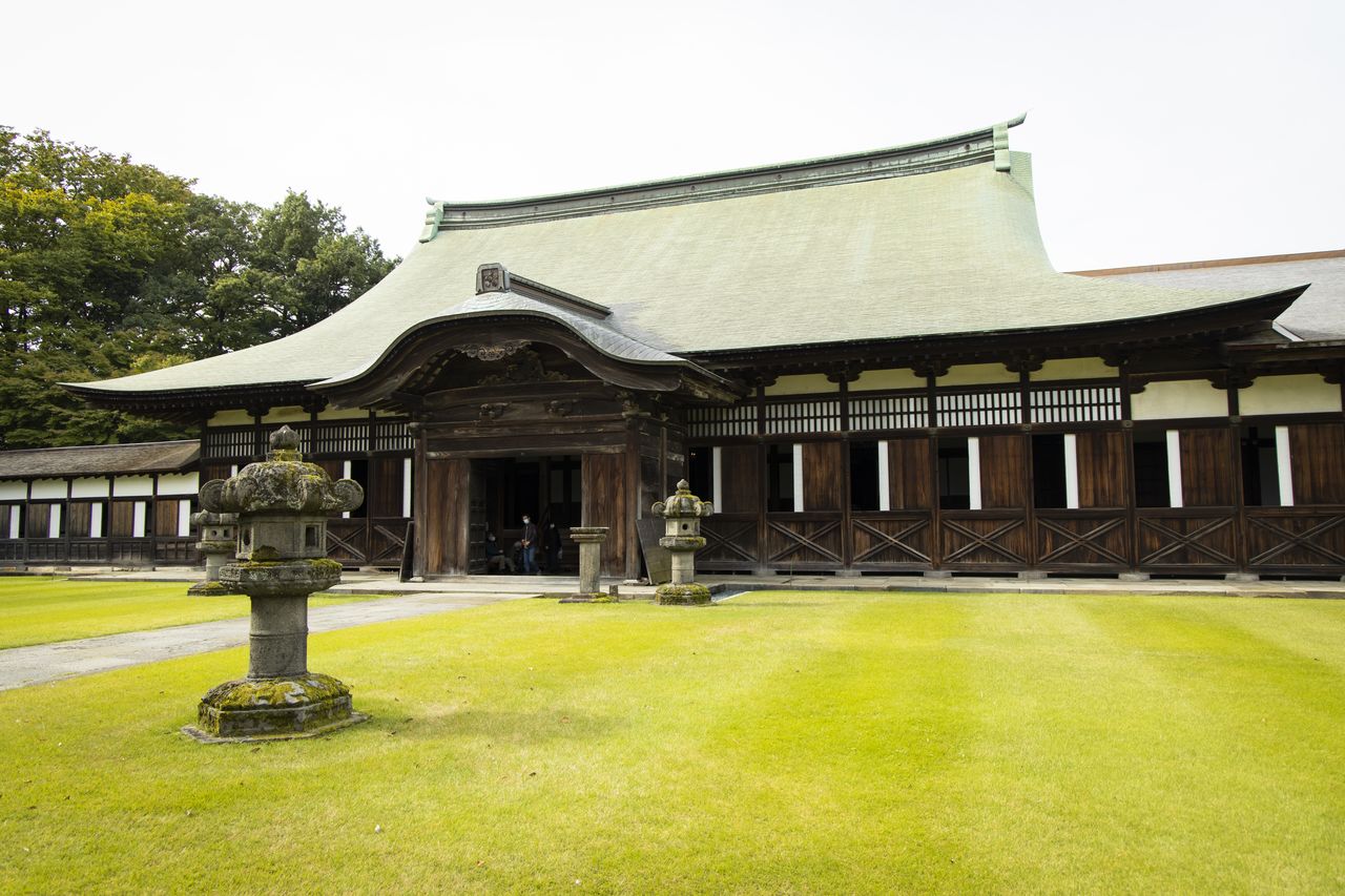 The Dharma hall, built in 1655, is also designated a National Treasure.