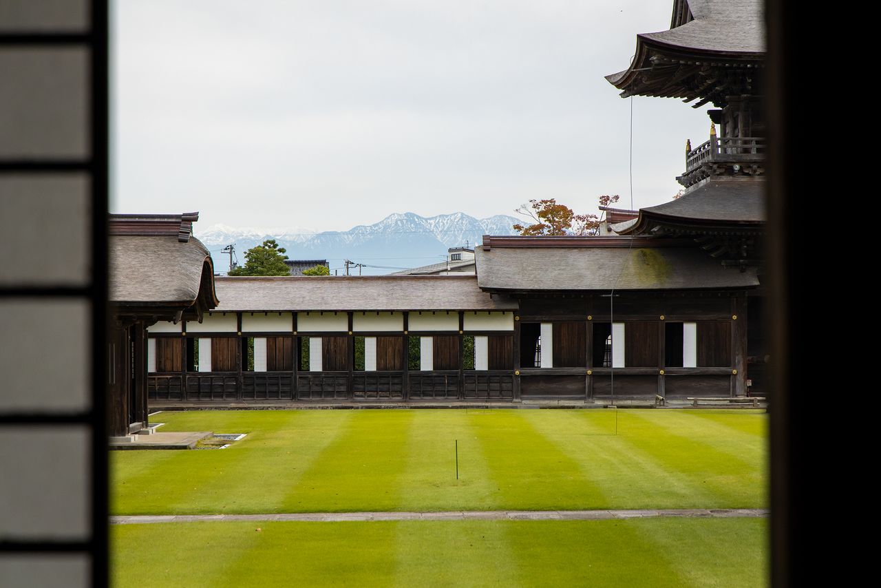 The peaks of the Tateyama mountain range, the guardian of the temple, can be seen from the corridor of the Dharma hall.