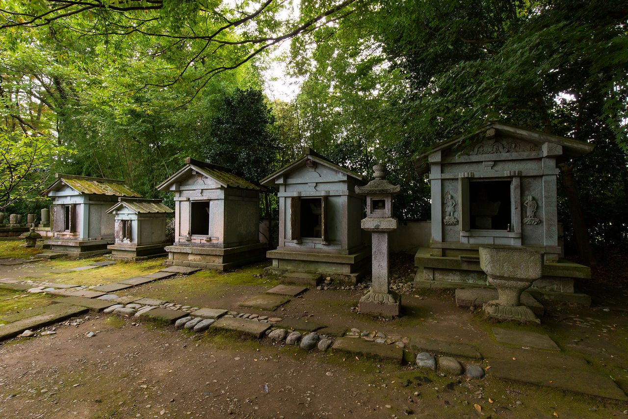 The mausoleums of Toshinaga, Toshiie, Oda Nobunaga, and others.