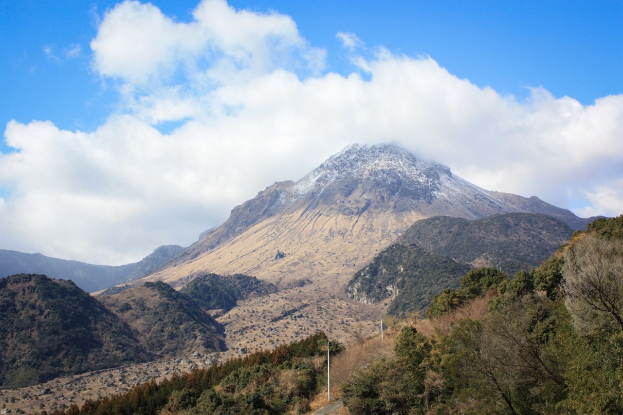 Heisei Shinzan, the highest peak in the Unzen range, formed from a lava dome just a quarter of a century ago. (Courtesy Kyūshū Tourism Promotion Organization)