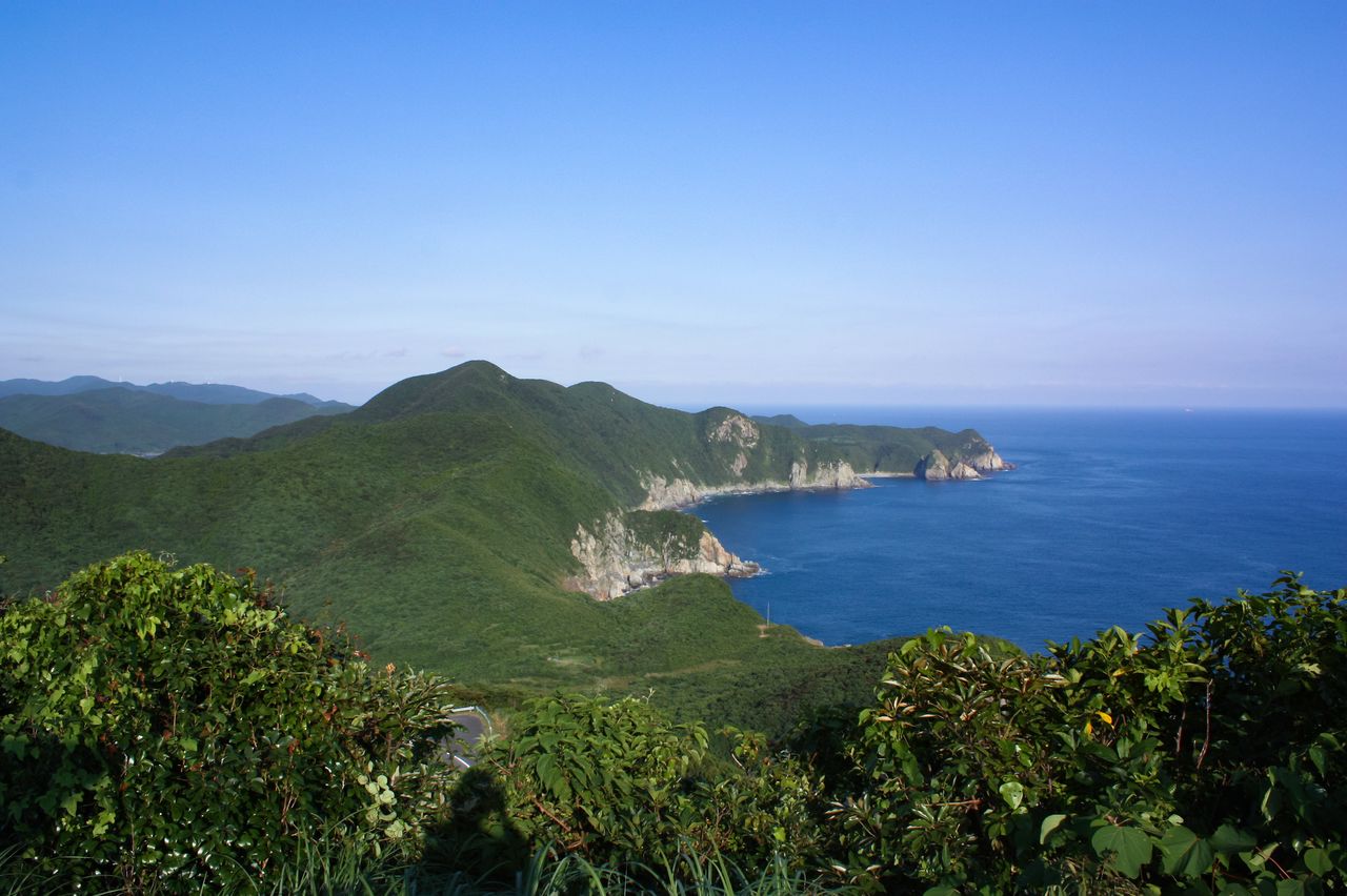 The Ōsezaki cliffs on Fukue Island stretch for 15 kilometers at a height of more than 100 meters. (Courtesy Kyūshū Tourism Promotion Organization)