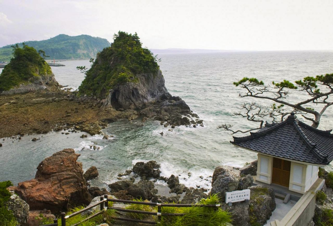 Himeshima’s Kannonzaki, with its obsidian cliff, juts into the sea. (Courtesy Kyūshū Tourism Promotion Organization)