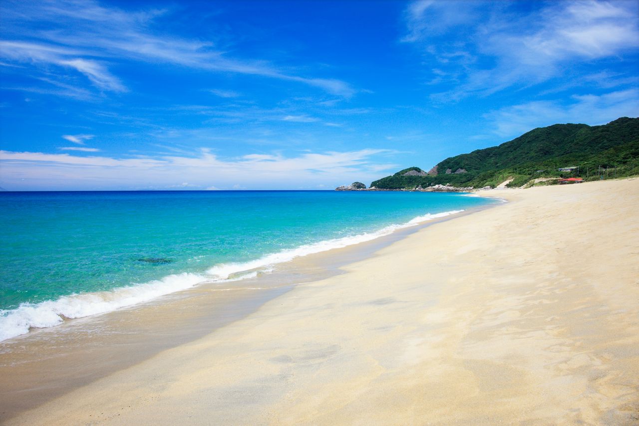 Nagata-inakahama is a popular beach and also a spawning ground for sea turtles. (© Pixta)