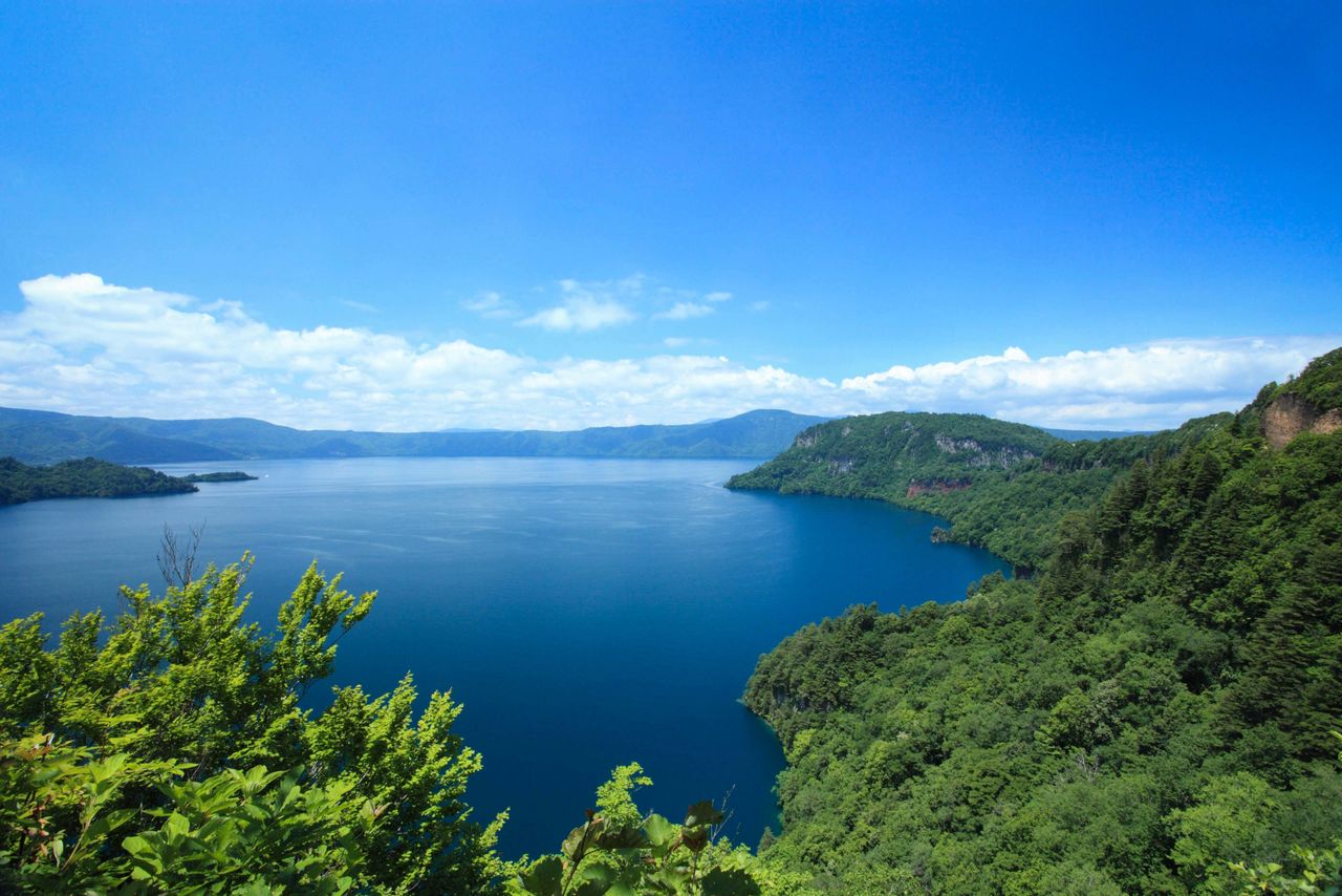 Visitors to Lake Towada can enjoy the scenic beauty along walking trails as well as aboard sightseeing vessels that ply the waters. (Courtesy Aomori Prefectural Tourism Federation)