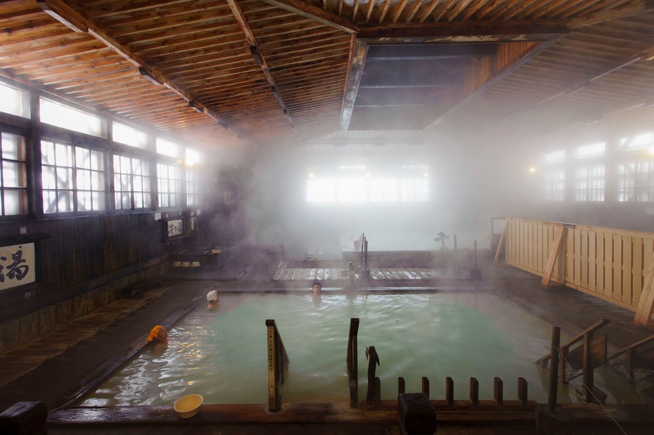 The mixed-bathing senninburo at Sukayu Onsen. Many users are long-term guests who come for the waters’ therapeutic effects. (Courtesy Aomori Prefectural Tourism Federation)