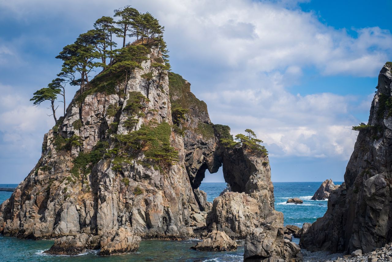 Kuji’s Kosode Kaigan is the site of reefs and interesting rock formations like Tsuriganedō (pictured) and Kabutoiwa. (© Pixta)