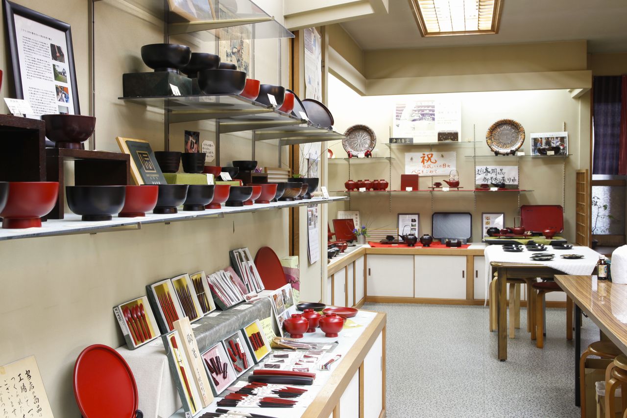 The Urumi Kōgei showroom displays numerous lacquerware items in plain styles. (© Shoepress)