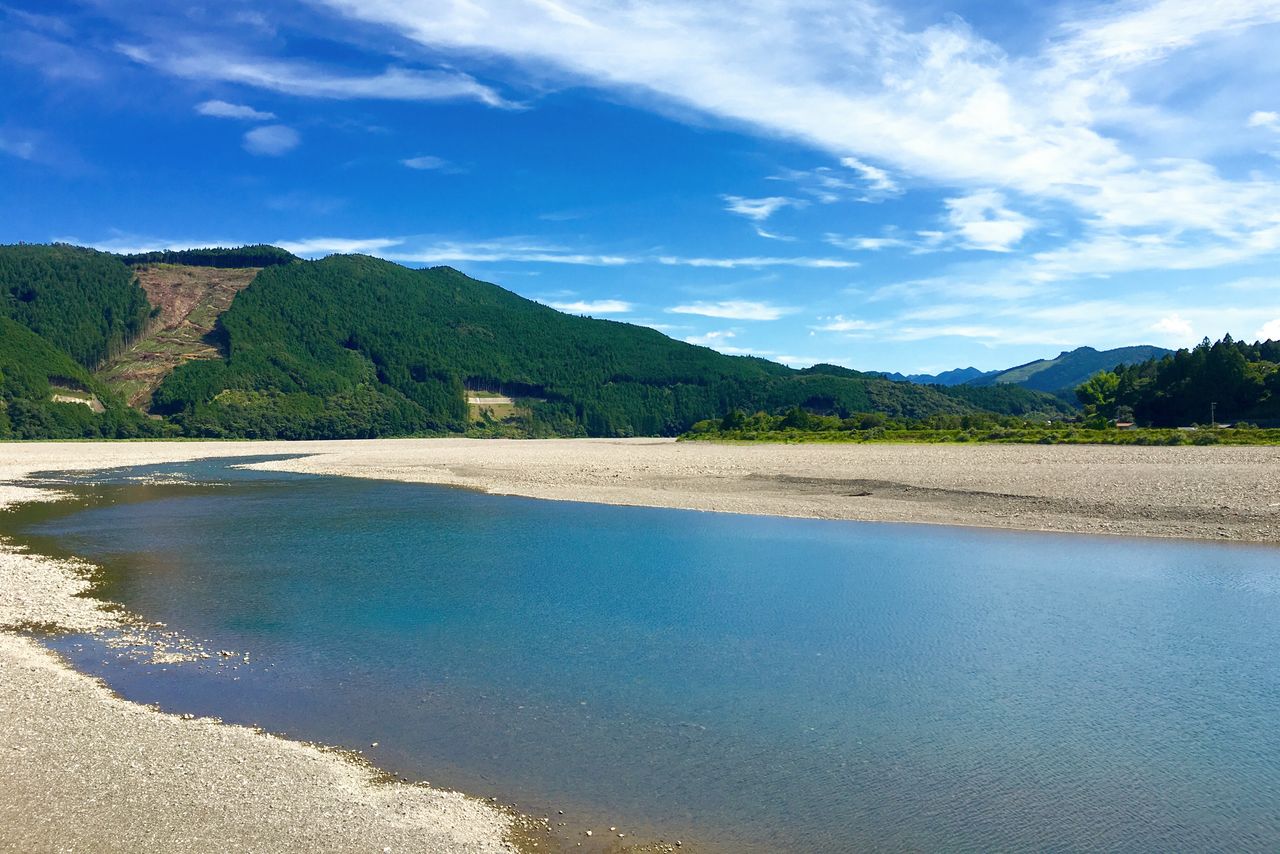 The Kumano River was once a vital mode of transportation on the Kumano Kodō pilgrimage route. (Courtesy Wakayama Tourism Federation)
