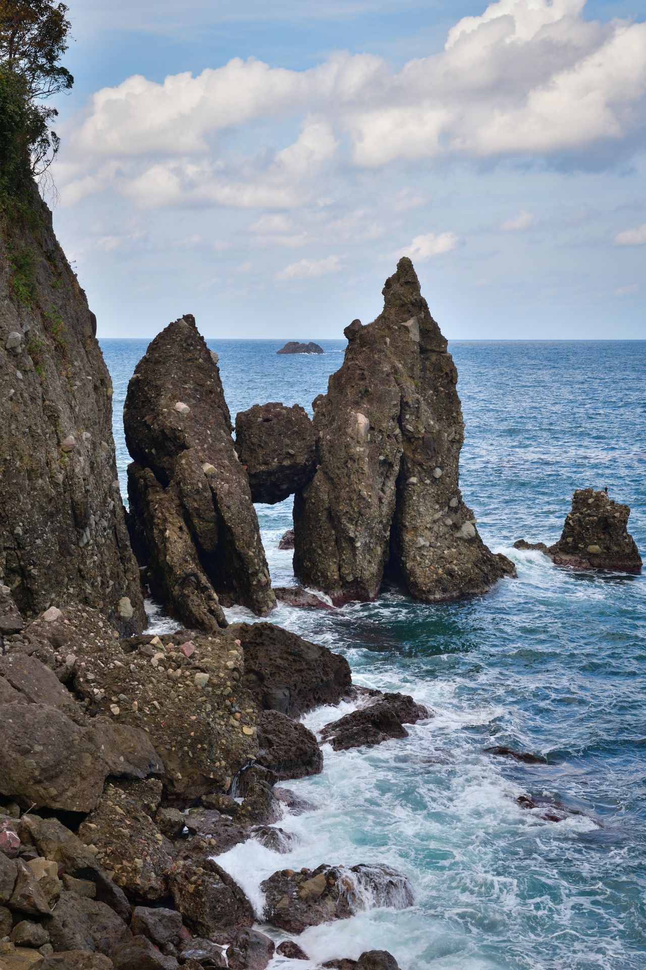 The Hasakari Rocks at Kirihama Beach were formed by the collapse of a cave roof that left the rock debris wedged between the cave walls. (Courtesy Hyōgo Tourism Bureau)
