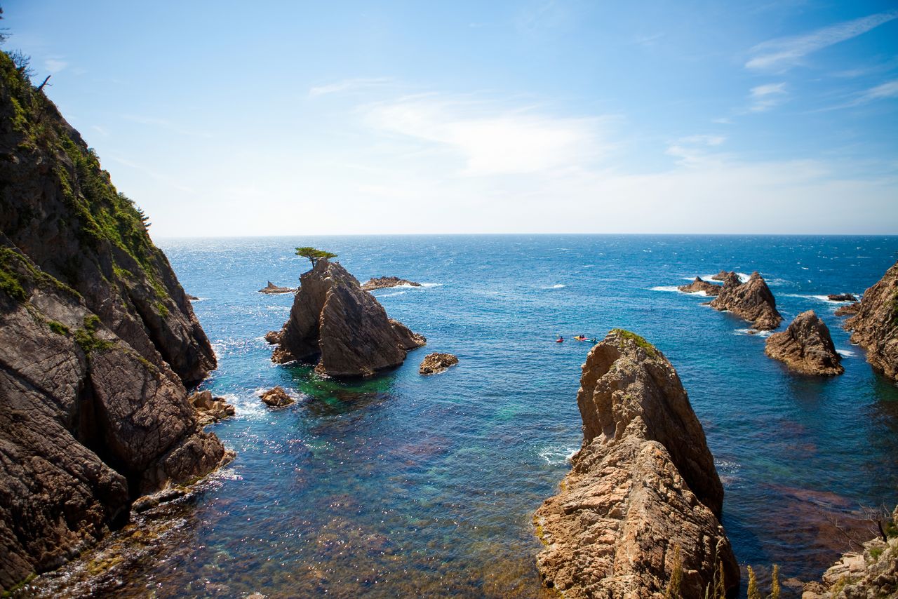 Sengan-Matsushima rock (center-left). The name comes from a story that a feudal lord promised to give one thousand kan (sengan) of silver to whoever succeeded in moving the pine—with rock attached—to his garden. (Courtesy Tottori Prefecture)