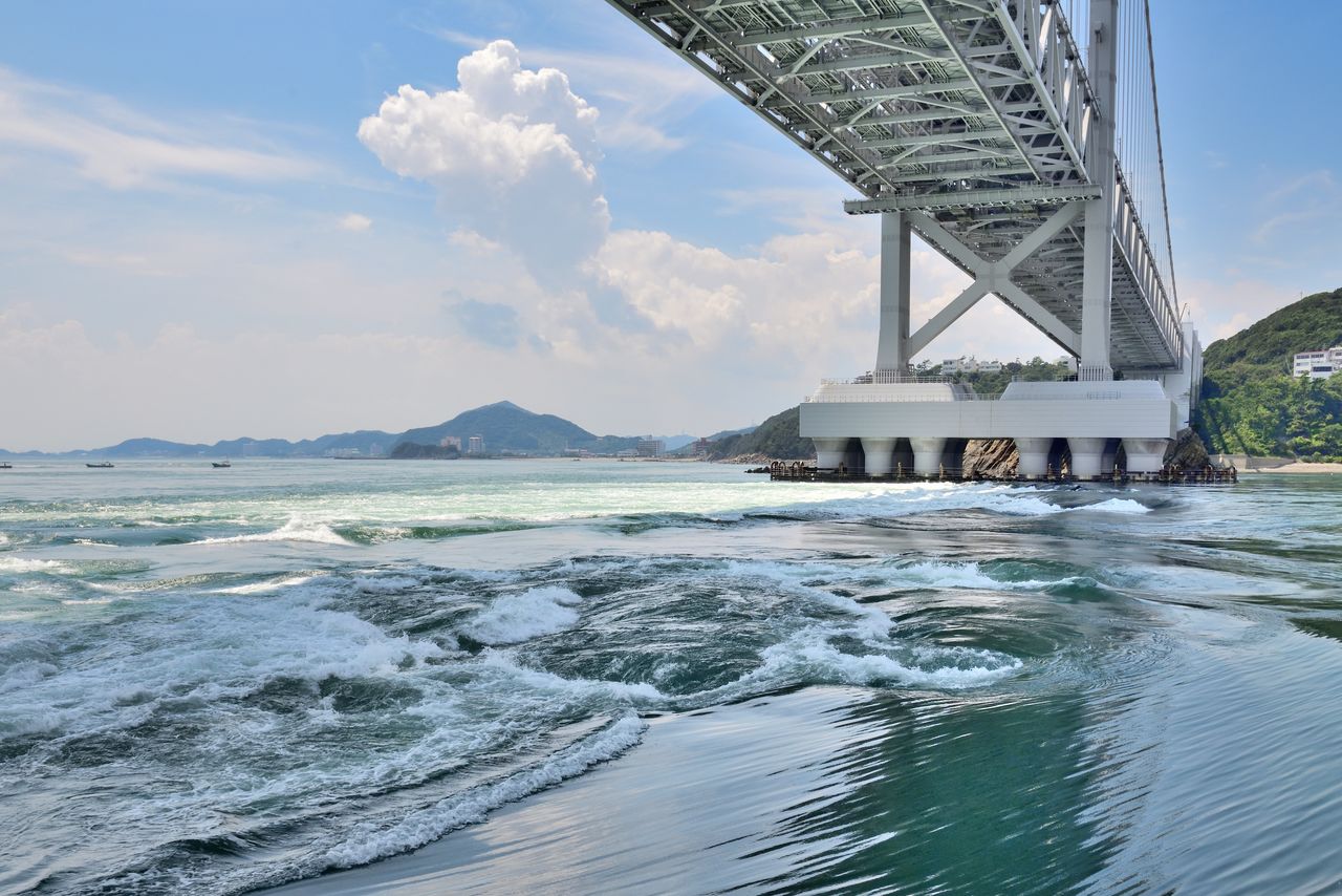 The Naruto tidal whirlpools, which can be up to 30 meters wide, occur in the Naruto Strait between Awaji Island in Hyōgo Prefecture and Naruto in Tokushima Prefecture. (Courtesy Hyōgo Tourism Bureau)