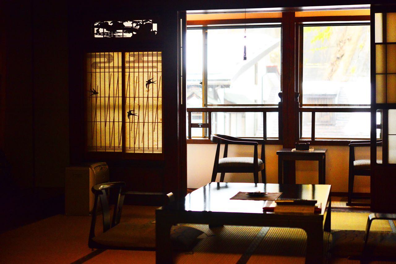 Interior: A Japanese-style room at the Notoya Ryokan. (© Shoe Press)