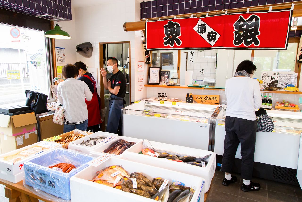 Many customers come to Morita's shop just to enjoy the jokes.  The shop is busy as soon as it opens mid-morning.