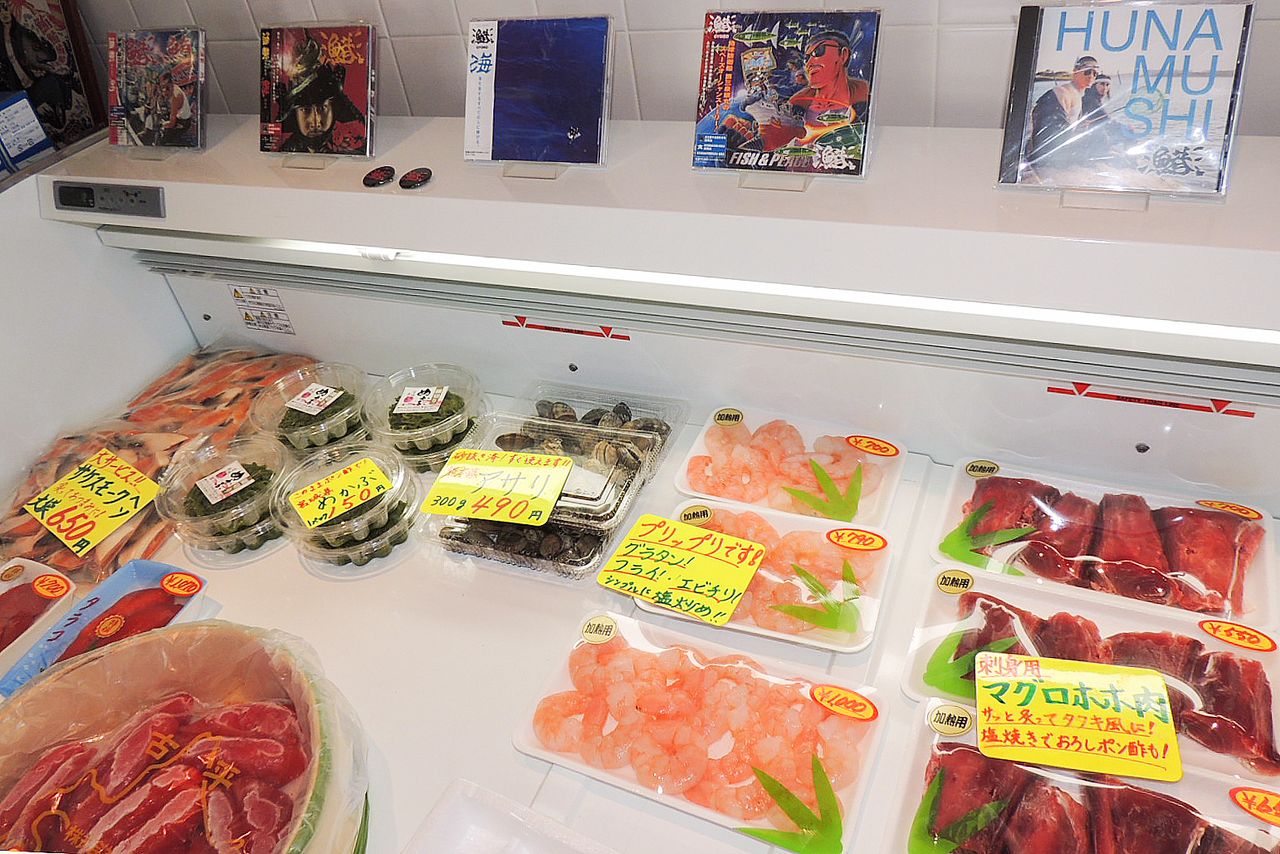Gyokō CDs line the shelf above the refrigerated display case.  (©Kawamoto Daigo)