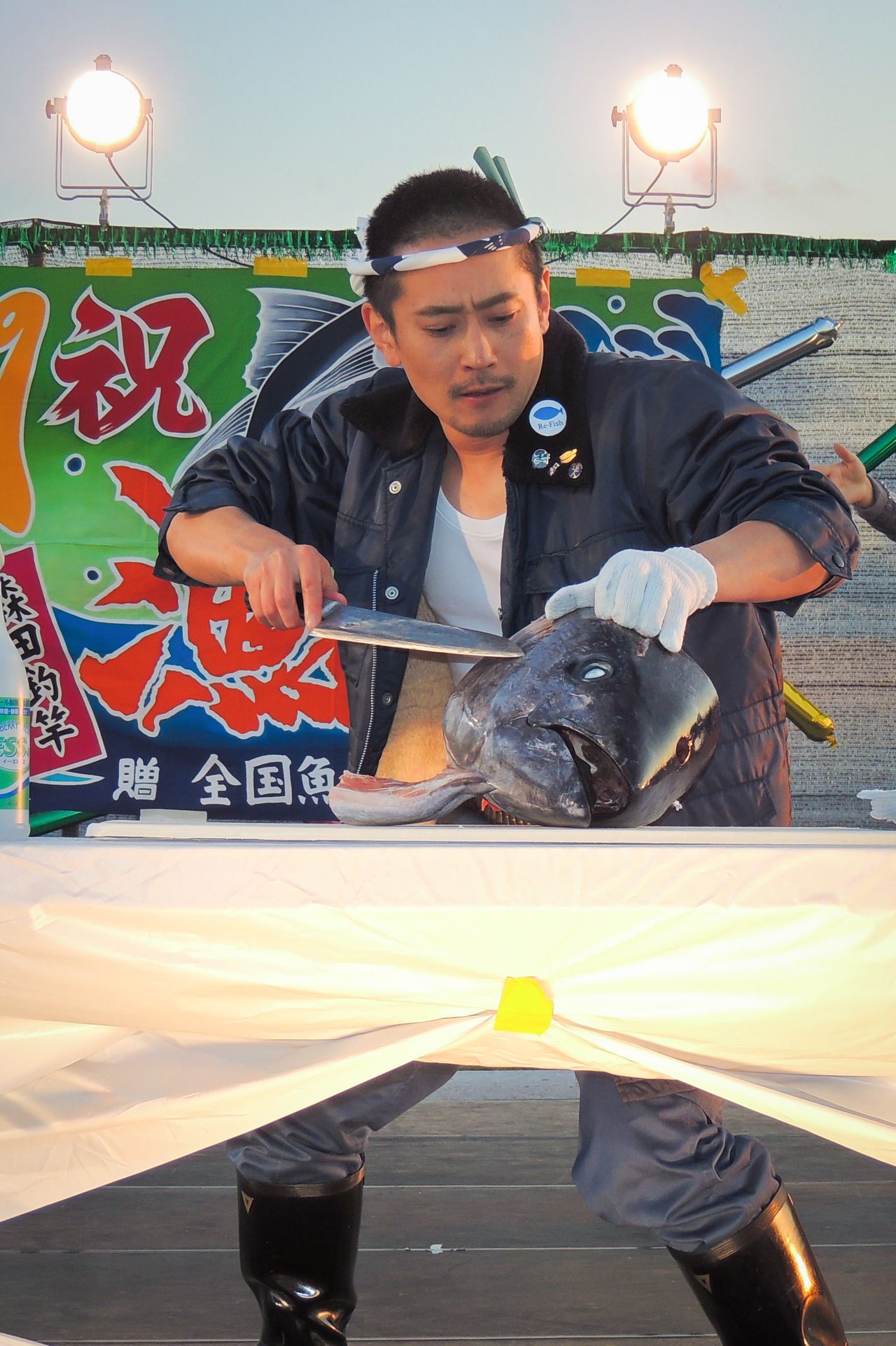 Slicing a savory delicacy during a tuna carving demonstration at a music event.  Morita and his band put on a similar performance at the famed Budōkan in Tokyo, Japan's rock music mecca.  (©Kawamoto Daigo)
