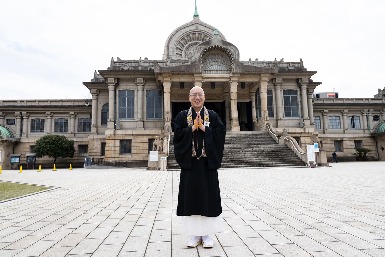 Higashimori Shōnin poses in front of the hondō. He worked at the business office of Honganji in Kyoto before coming to the temple in 2018.