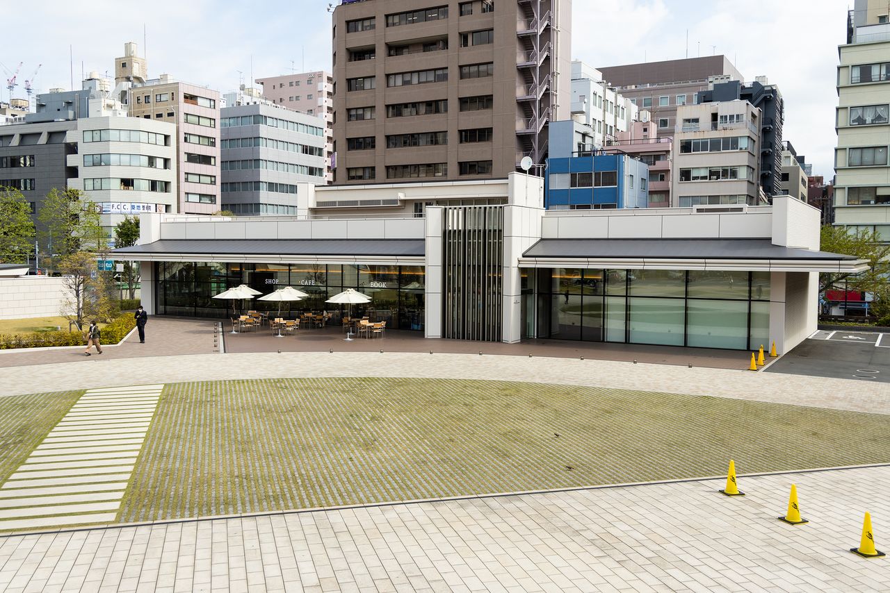 Tsukiji Honganji Tsukuda Building: Temple and Seniors' Residence Under One  Roof