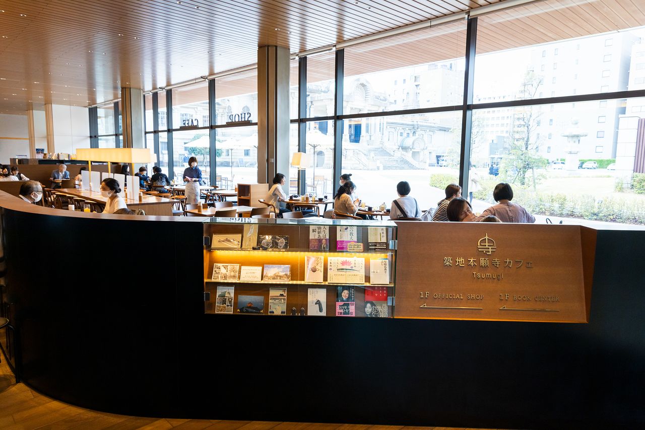 The interior of Tsumugi. Large windows give an unobstructed view of the hondō.