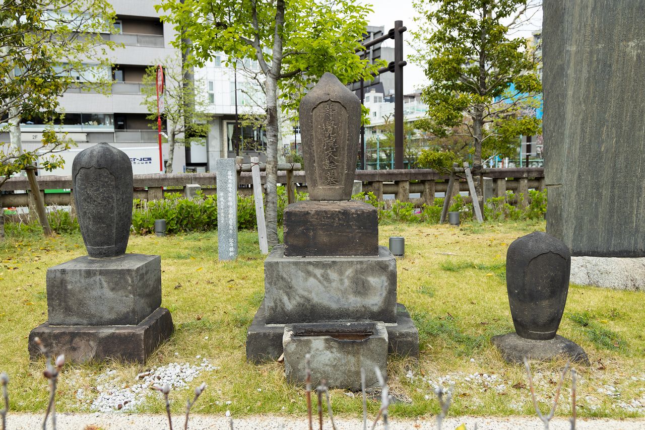 There are a number of graves of historical figures, including painter Sakai Hōitsu (1761–1829).
