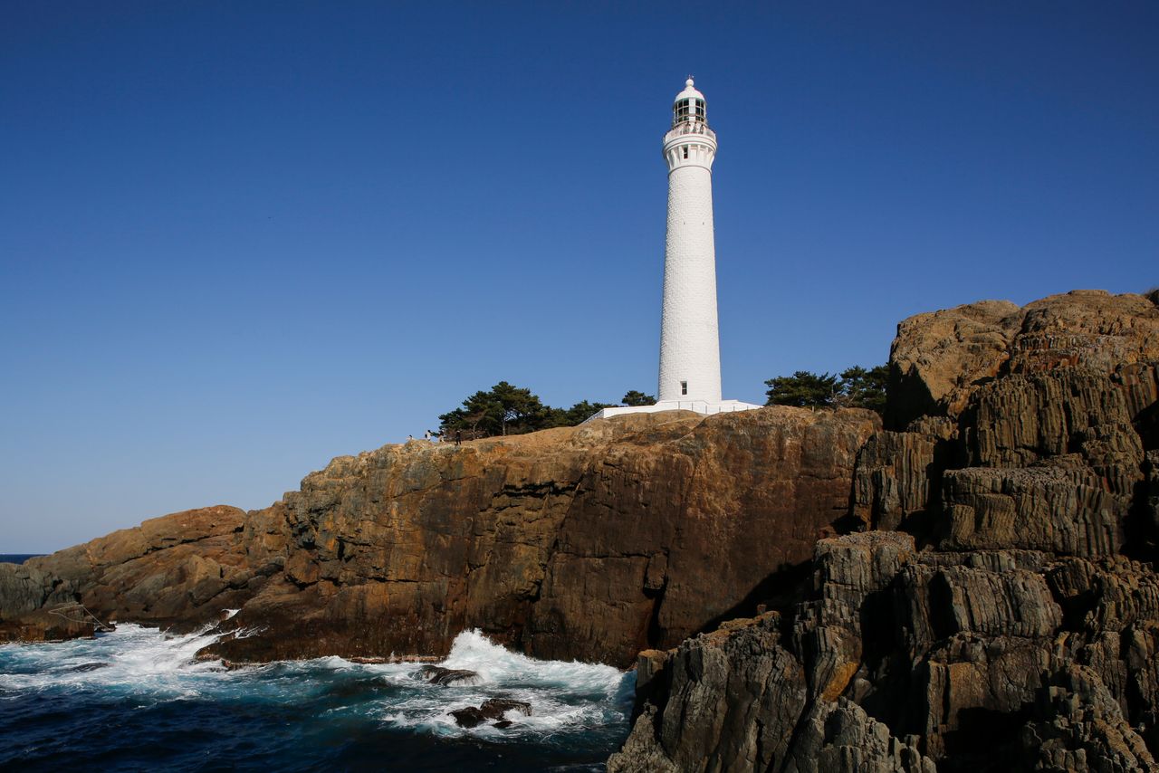 The Hinomisaki lighthouse the western tip of the Shimane Peninsula stands 43.65 meters above sea level, the highest spot for a lighthouse in the country. (Courtesy Shimane Prefectural Tourism Federation)