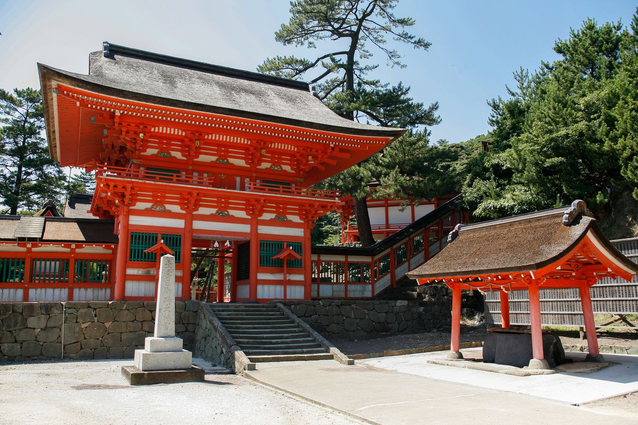 The two-storied gate of Hishizumi-no-miya, the “sunset shrine.” Attached to the Hinomisaki Shrine, it is considered the protector of the night. (Courtesy Shimane Prefectural Tourism Federation)