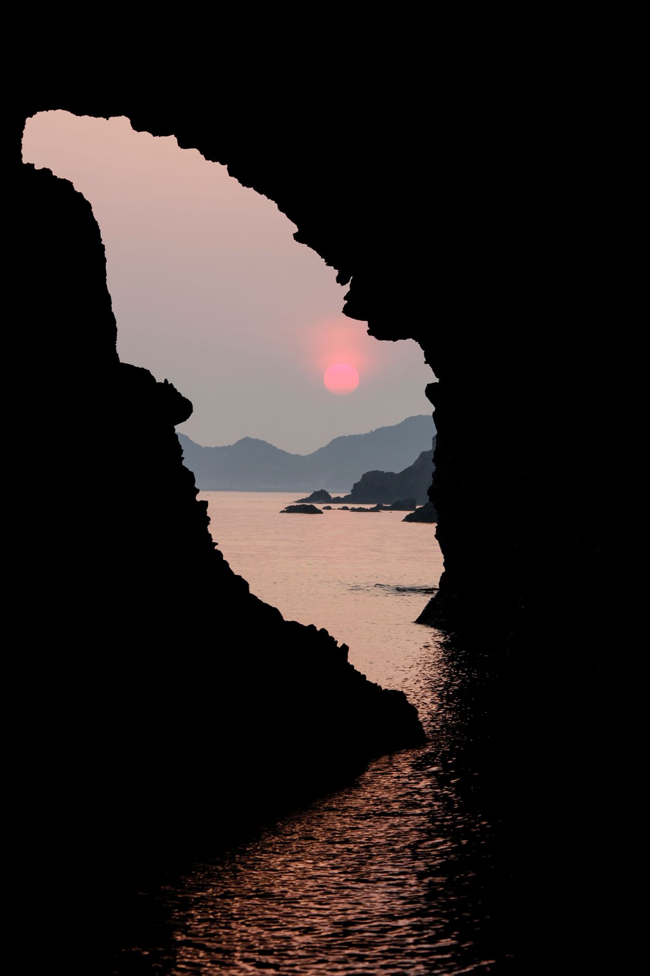 An opening in the cliff face at the Kaka-no-kukedo sea caves, the mythology birthplace of the god Sada-no-ōkami. Designated both a place of scenic beauty and a natural monument, the caves are a favorite spot for visitors viewing the rising sun aboard tour boats. (Courtesy Shimane Prefectural Tourism Federation)