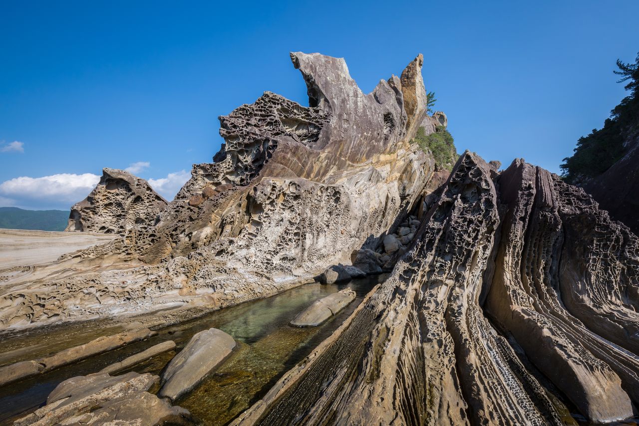 Jagged rock formations along the Minokoshi coast are best viewed from tourist boats. (© Pixta)