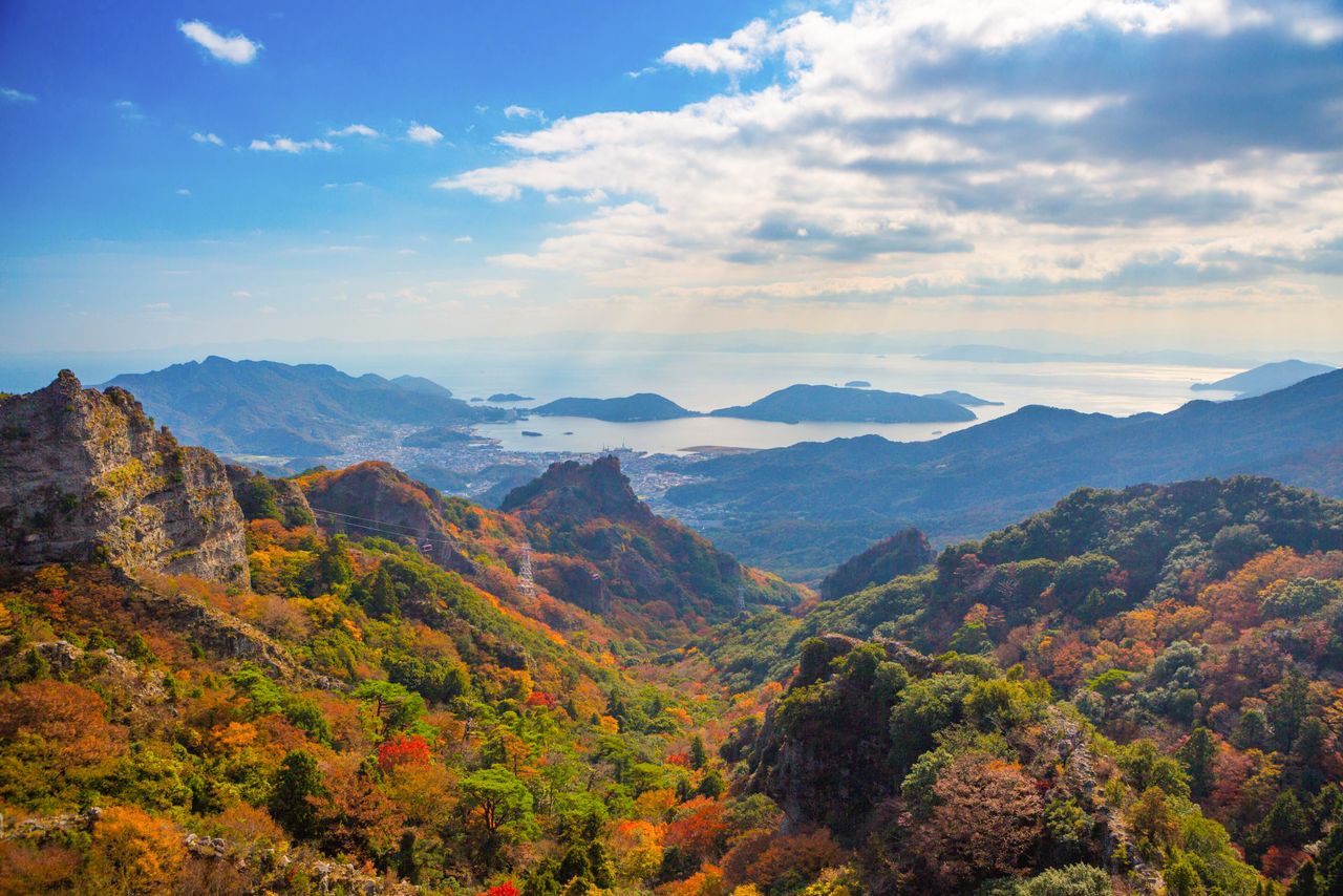 Kankakei Gorge on Shōdoshima is renowned for vibrant autumn foliage. (Courtesy Kagawa Prefecture Tourism Association)