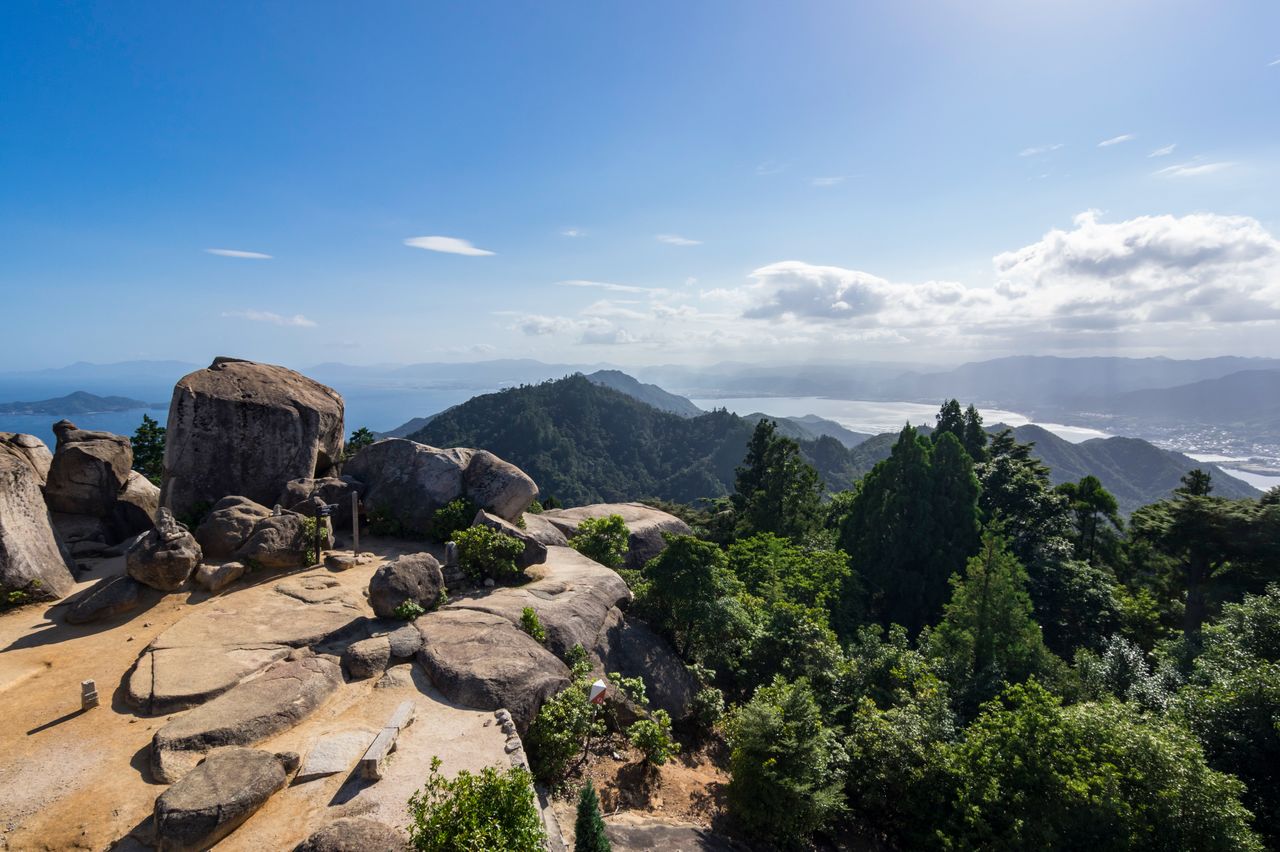 The view from Mount Misen at Miyajima. The path to the top is strewn with gigantic boulders. (© Pixta)