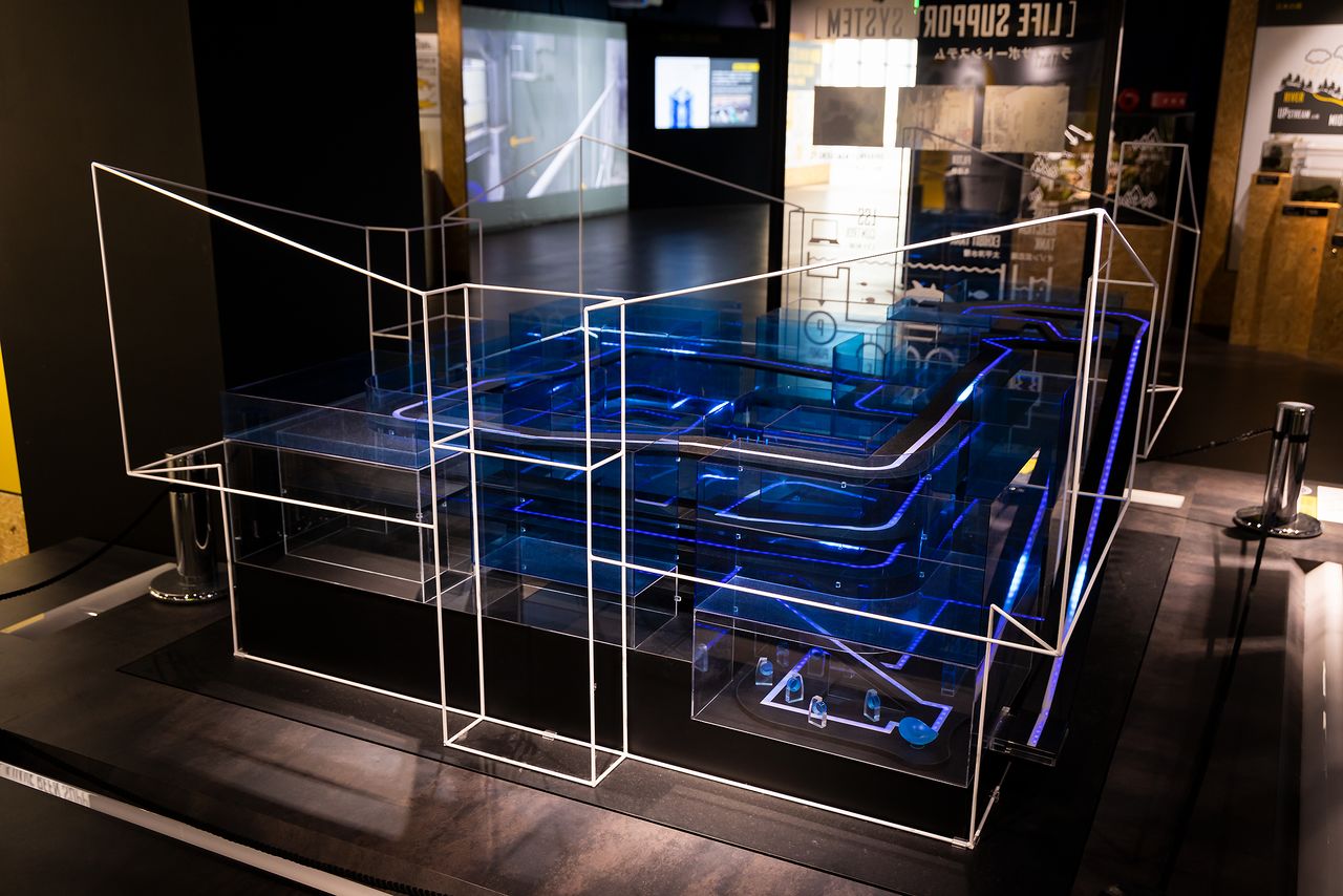 A model showing the structure of the aquarium. The blue light shows the visitor route.