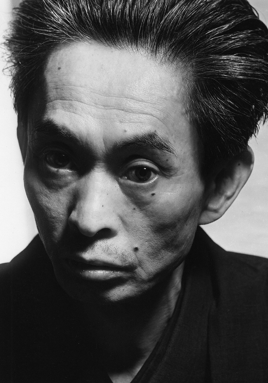 The writer Kawabata Yasunari, photographed in 1951 by Domon. (Collection of the Domon Ken Museum of Photography)