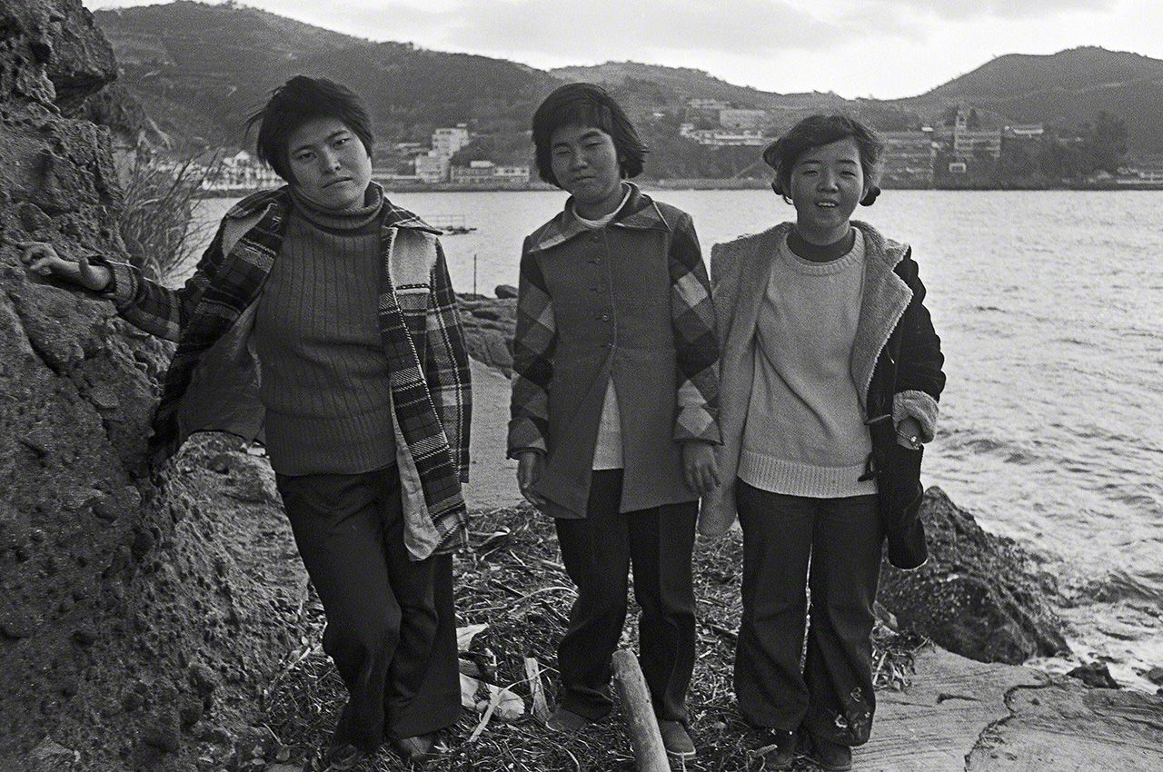 Minamata disease victims and childhood friends (from left) Kagata Kiyoko (19), Sakamoto Shinobu (16), and Maeda Emiko (19) in 1972. 