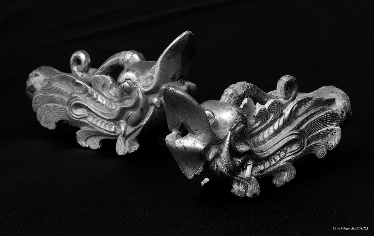 Gilt bronze dragon-head ornaments excavated from a ritual site. Over 80,000 objects, collectively designated national treasures, have been found on Okinoshima. This has earned the island the name of “Shōsōin of the seas,” a reference to the eighth-century Nara repository built to store priceless historical treasures. (© Masuura Yukihito)