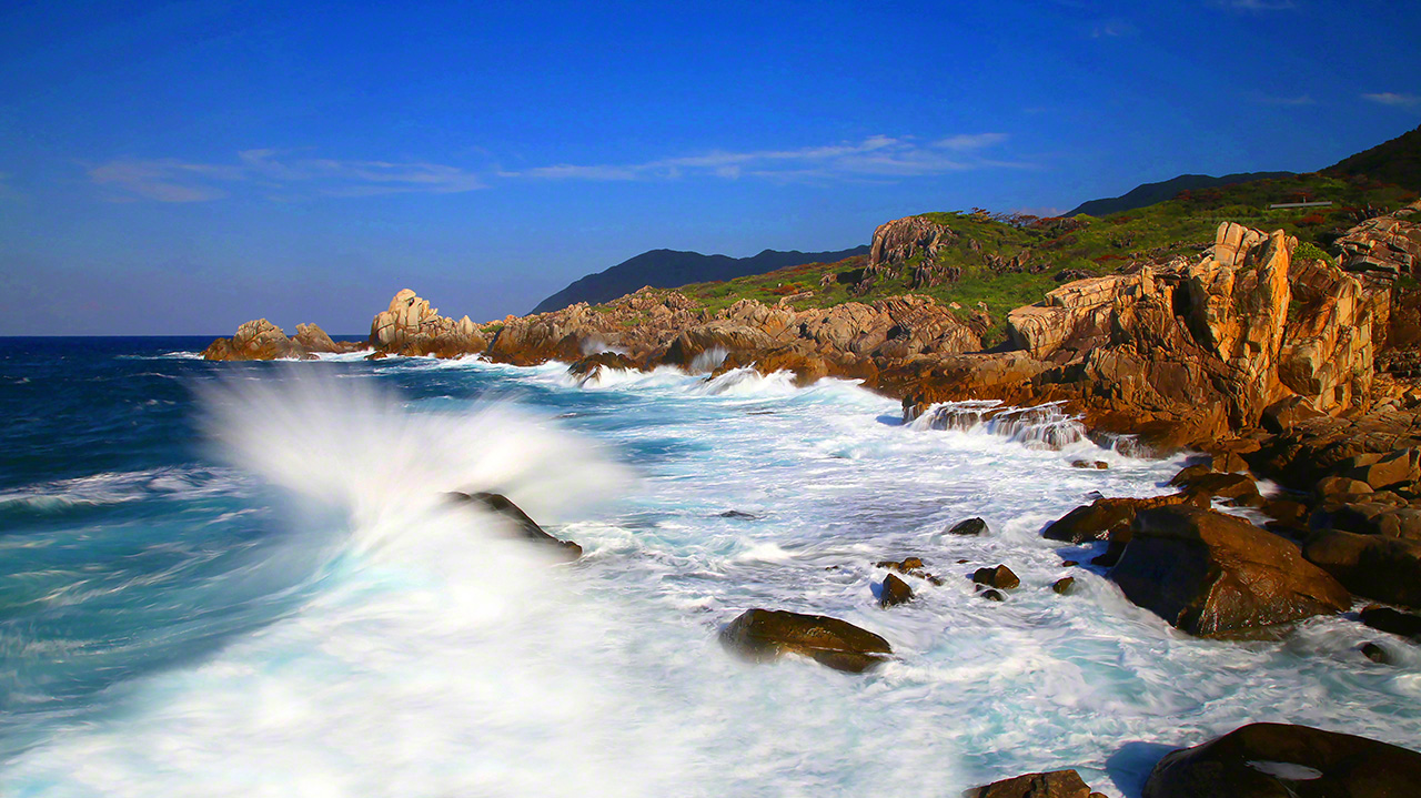 Tokunoshima’s rocky Mushirose coast. The name derives from the area’s numerous large stone slabs, which are said to resemble woven mats called mushiro laid out on the ground.