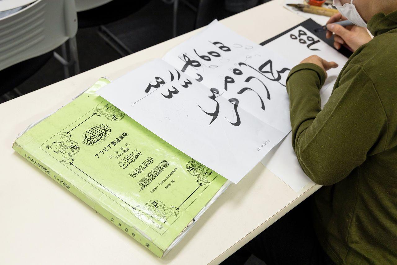 Honda has also written textbooks for each style of writing. They have seen much wear after years of use by students, and each is carefully repaired to keep it in action. (© Hashino Yukinori)