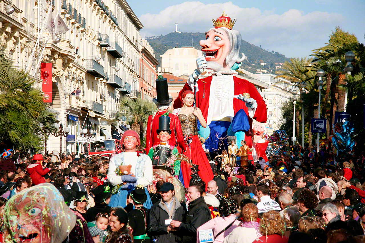 A street parade with floats decorated with royal motifs. Photographed during a carnival in the French city of Nice.
