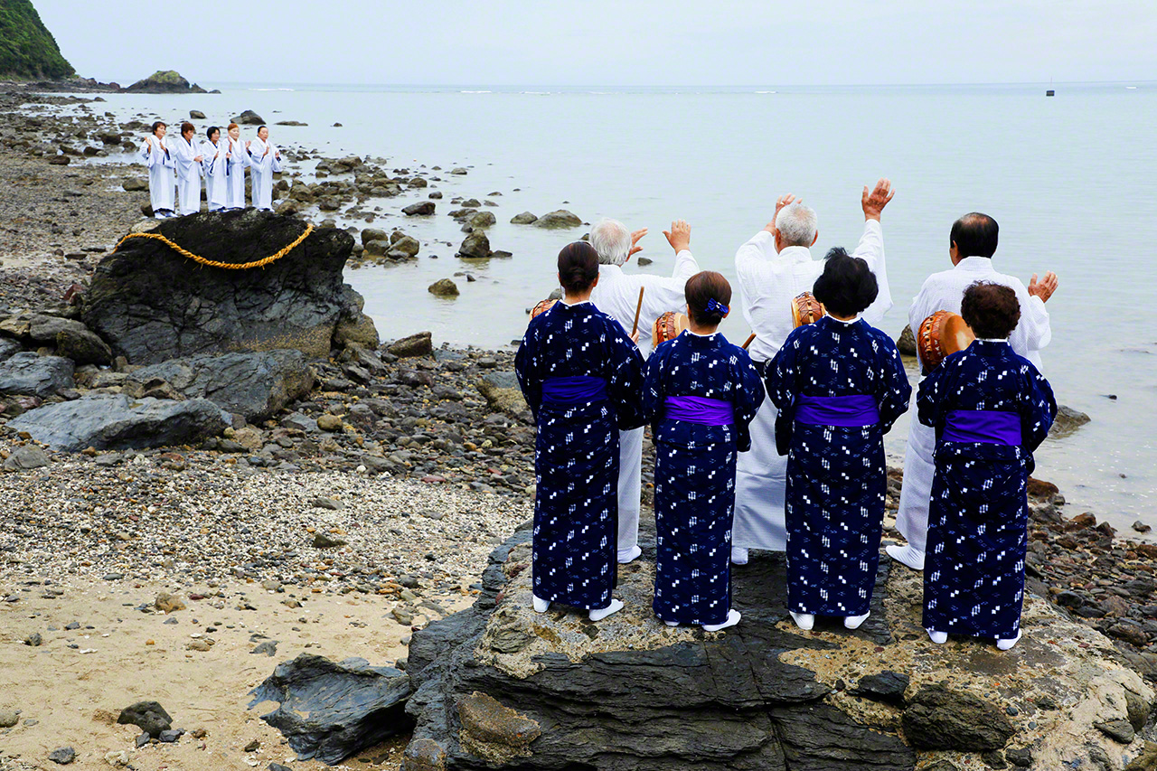 The Akina Arasetsu ritual on the island of Amami Ōshima (Kagoshima Prefecture), which is held during the lunar calendar month of August, is a harvest festival that preserves the original form of the Japanese performing arts. In the evening, performers welcome deities from across the sea with repeated singing and a “hand dance.”