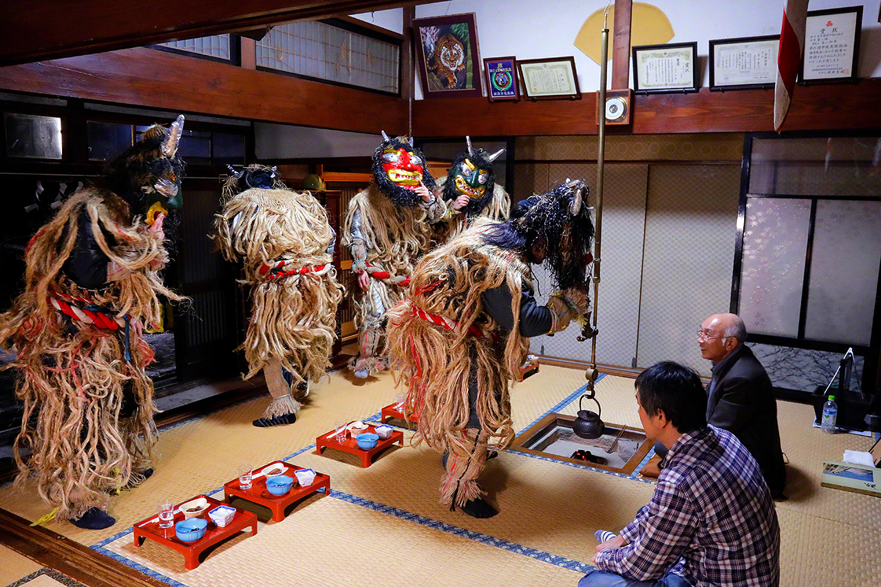 During the traditional namahage ritual held in the Oga region of Akita Prefecture, creatures called oni bring good luck by visiting homes and admonishing the lazy. It was included in “Raihōshin: Ritual Visits of Deities in Masks and Costumes,” a set of 10 rituals added to the UNESCO representative list of the Intangible Cultural Heritage of Humanity in 2018.