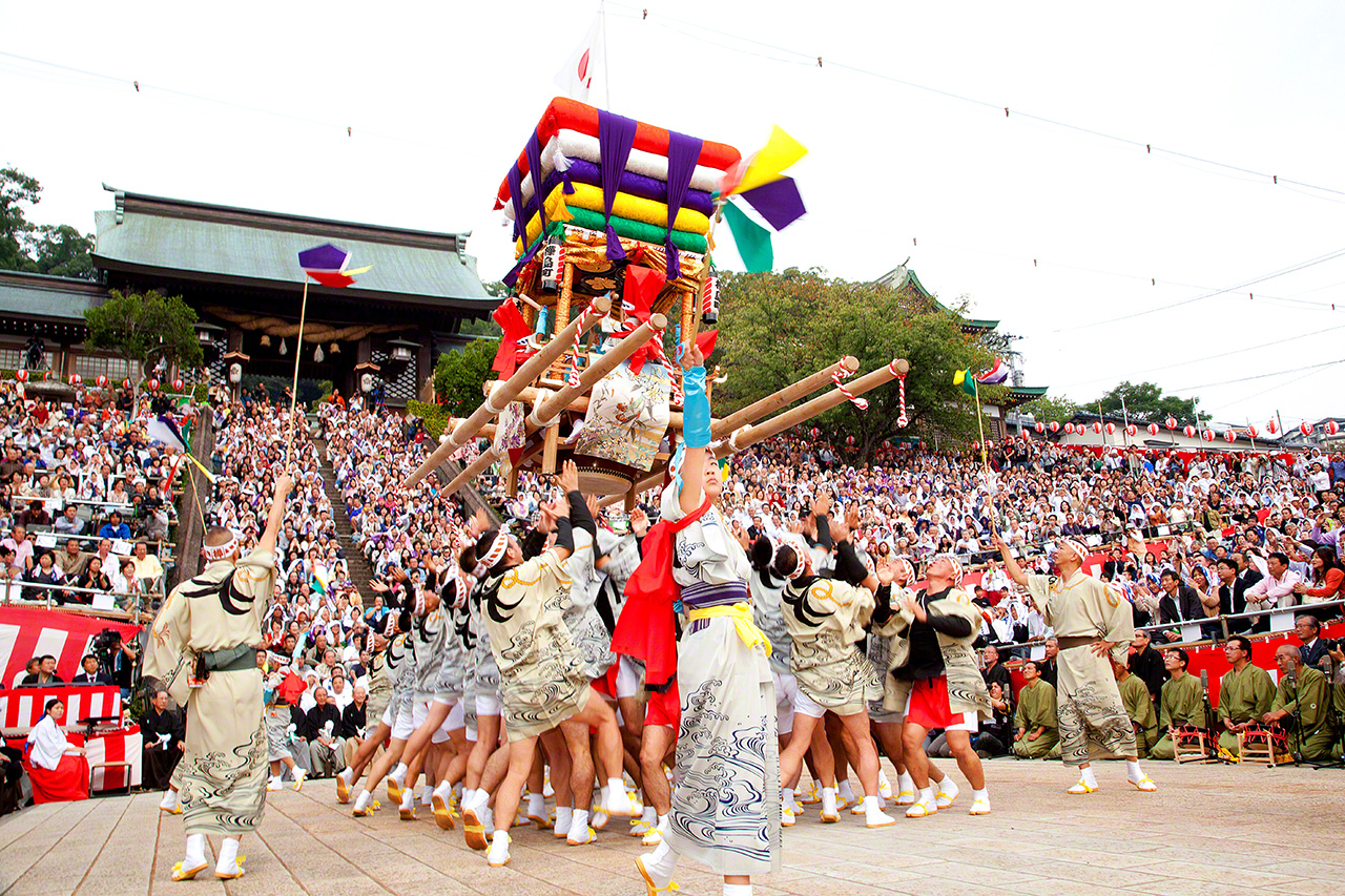 The Kokko-desho dance is the highlight of the Nagasaki Kunchi (October 7‒9). At the climax, a float carrying drums with four children riding on top is thrown and festival-goers stretch out their hands to catch it.