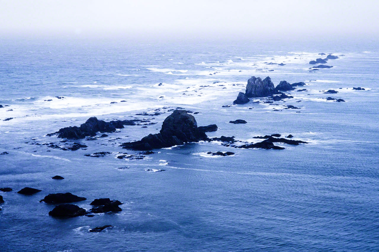 Cape Erimo, where the Hidaka Mountains run into the Pacific Ocean. (© Mizukoshi Takeshi)