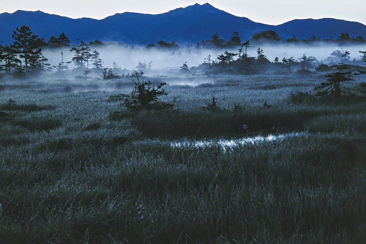 A view of the 1,967-meter Ishikaridake, the main peak in the eastern part of the Daisetsuzan range, photographed from the Numanohara marsh. (© Mizukoshi Takeshi)