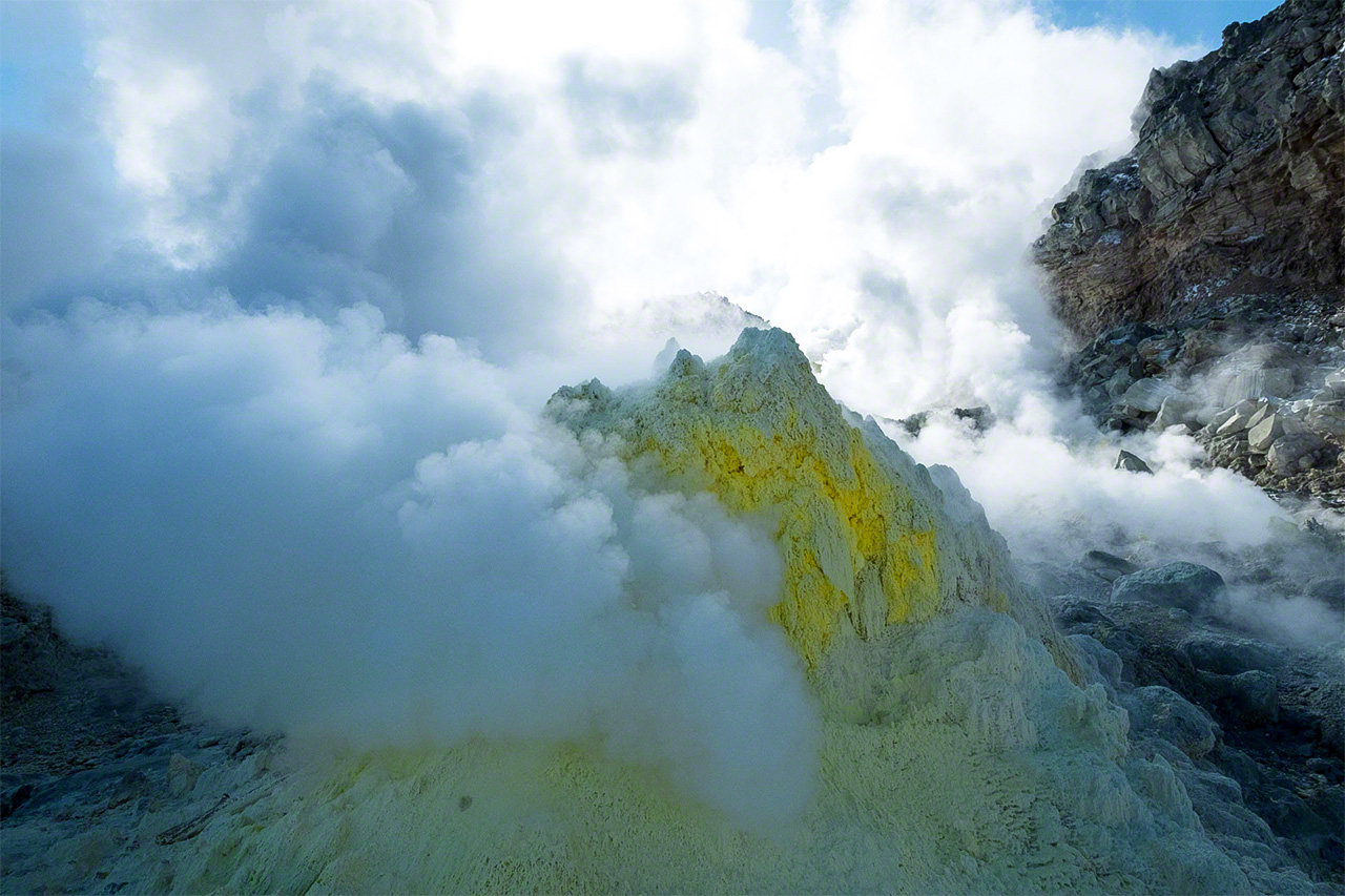 Sulfur crystals continue to grow in the numerous smoking vents of 508-meter Mount Iō in Akan-Mashū National Park. (© Mizukoshi Takeshi)