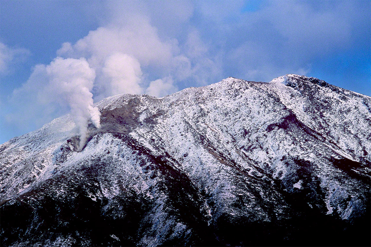 Puffs of steam rise from the 1,499-meter Meakandake during periods of volcanic activity. (© Mizukoshi Takeshi)